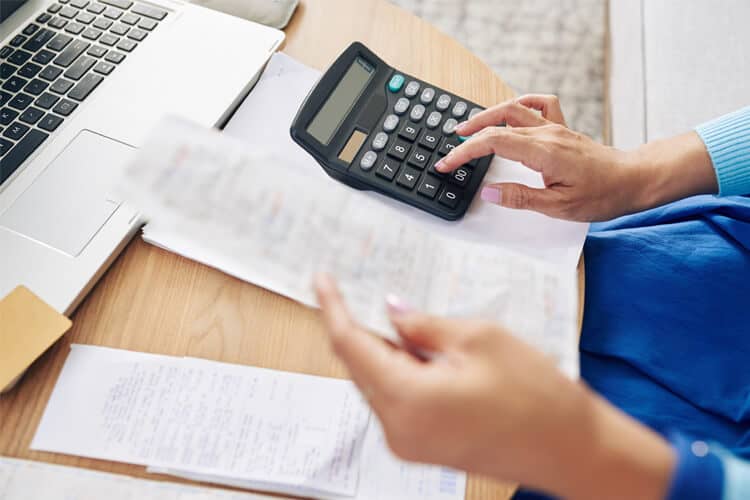 Empreendedor realizando cálculos de declaração de imposto de renda